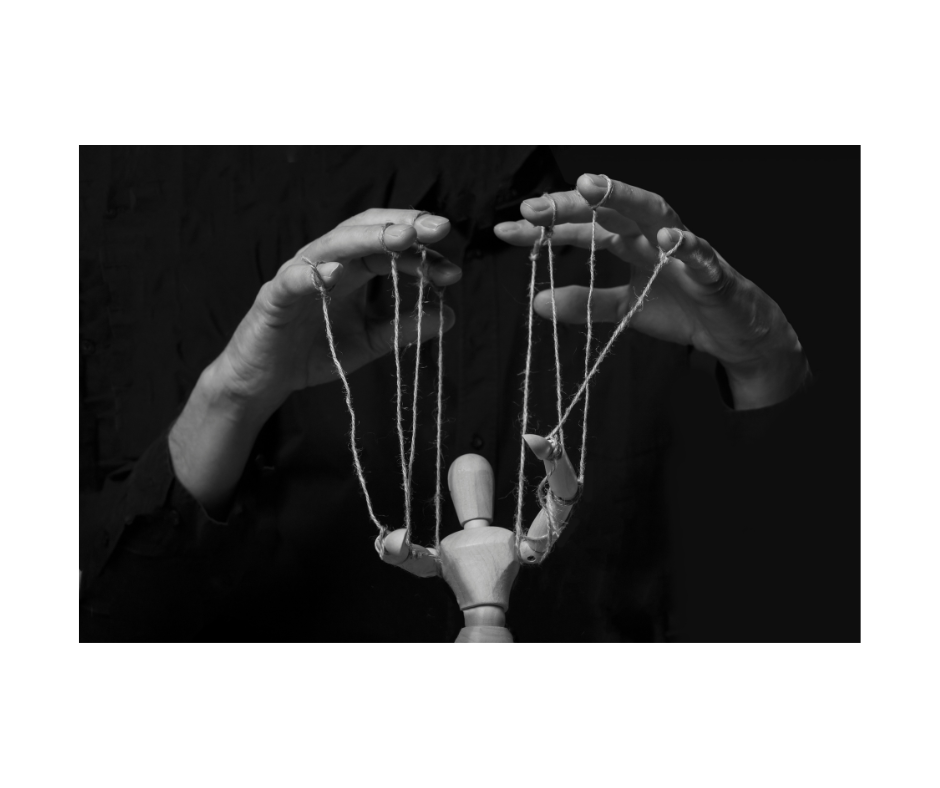 Foto de una mano simulando la manipulación de un títere